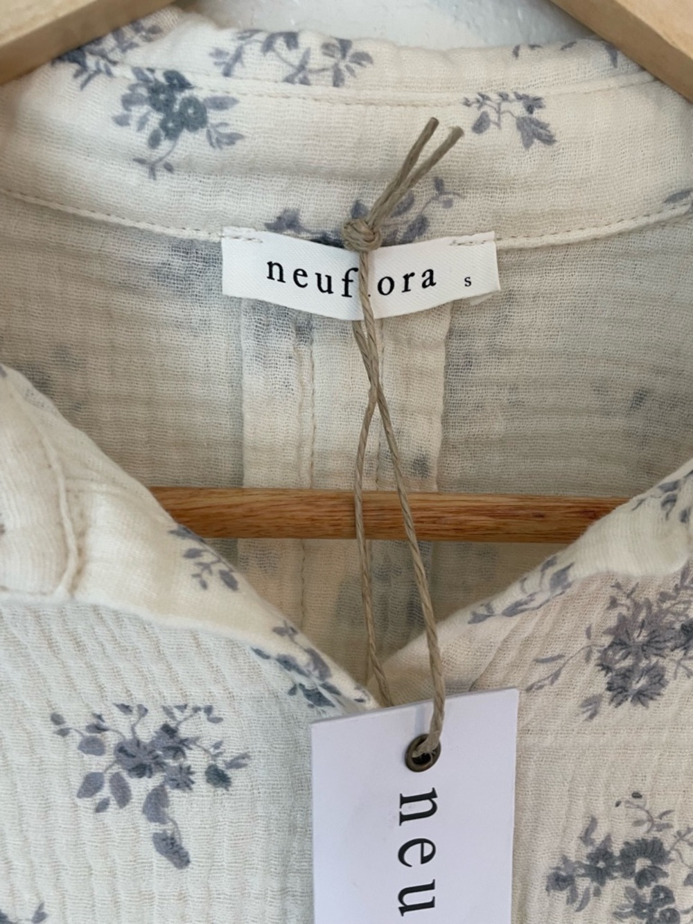 Neuflora Floral Button Top - Picture 2 of 5